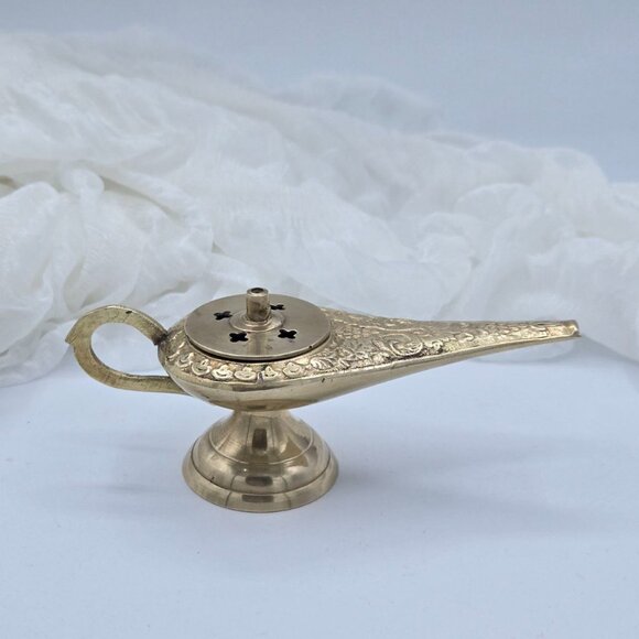 Vintage Brass Etched Genie Lamp with Lid and Handle - Incense Burner Aladdin - Picture 1 of 8